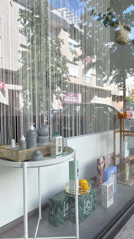 Escaparate del salón de belleza Promesas Estética en Verín